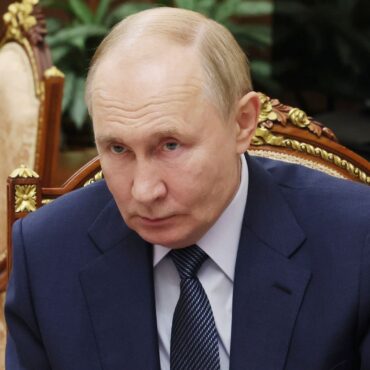‘You are not welcome’: Russian oligarchs with links to Kremlin face UK ban under new sanctions