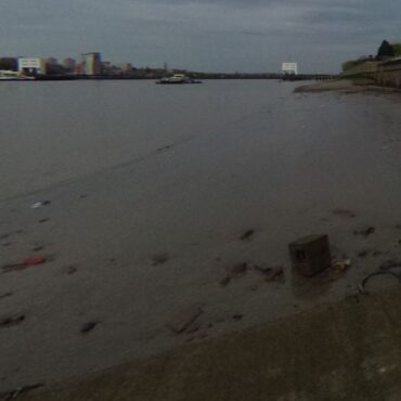 ‘Extensive search’ under way for 11-year-old girl who fell into River Thames