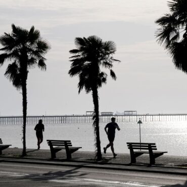 Warm weekend brings 20C temperatures to UK – hotter than Spain and Italy