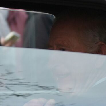 King seen in public for first time since suffering side effects from cancer treatment