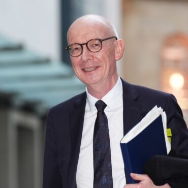 Senior civil servants to have pay linked to performance under new government plans