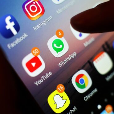 Bill preventing children from ‘doom scrolling’ to get govt backing – but plan watered down