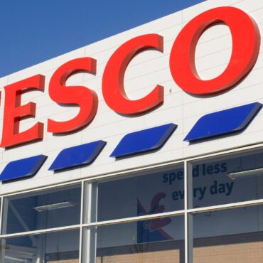 Tesco awards 5.2% pay rise but axes Sunday bonus