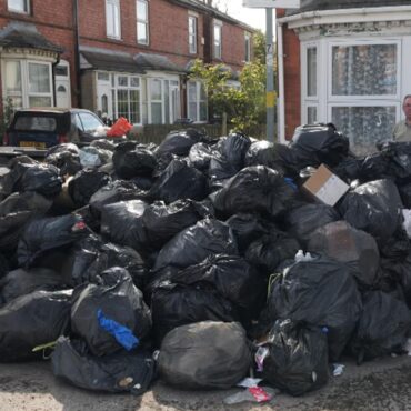 ‘No resolution’ after ‘intensive talks’ over Birmingham bin strikes – as Labour councillor quits