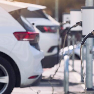 Starmer promises ‘bold changes’ to rules over electric cars in wake of Trump’s tariffs