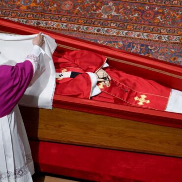 World leaders arrive for Pope’s funeral as 250,000 mourners pay final respects