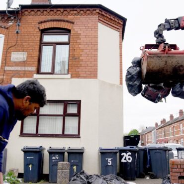 Birmingham bin workers urged to accept ‘fair’ offer – but council ‘refusing to put public claims in writing’