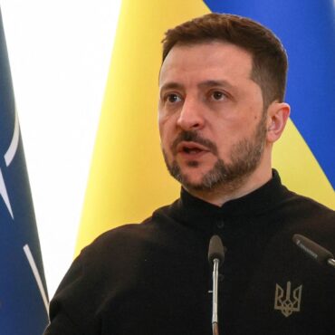 Starmer backs ‘full ceasefire’ after Zelenskyy call – as Putin says he is open to bilateral talks
