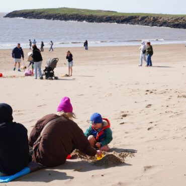UK temperatures to soar above 20C in some areas, forecasts say
