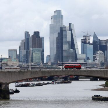 Government hails new agreement with pension providers to boost investment in UK firms