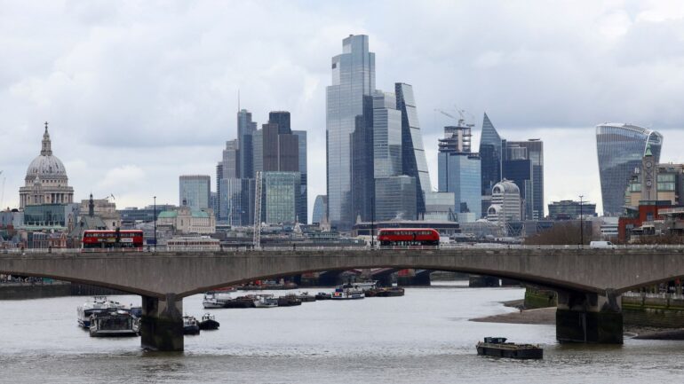 Government hails new agreement with pension providers to boost investment in UK firms