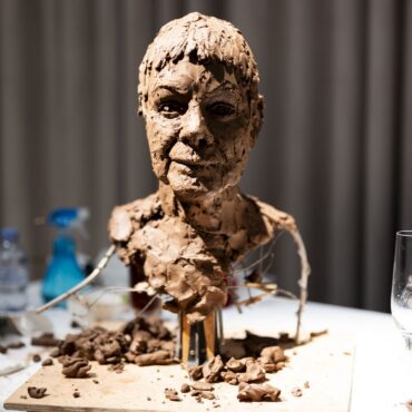 Royal sculptor makes bust of Dame Judi Dench live on stage
