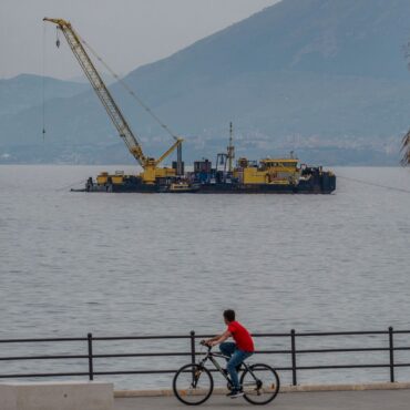 Recovery of sunken Bayesian superyacht begins off coast of Italy
