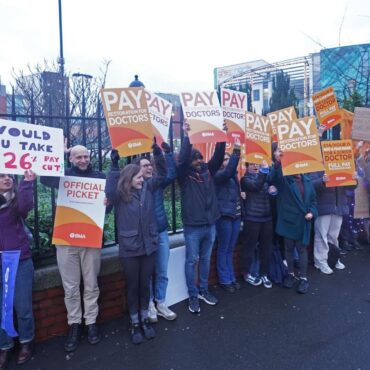 Doctors and teachers offered 4% pay rise