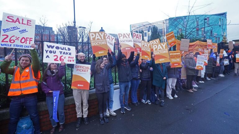 Doctors and teachers offered 4% pay rise