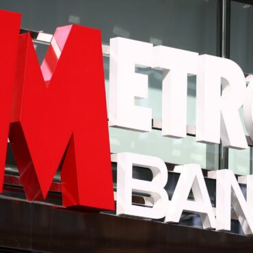 Metro Bank faces backlash over £60m share bonanza for bosses