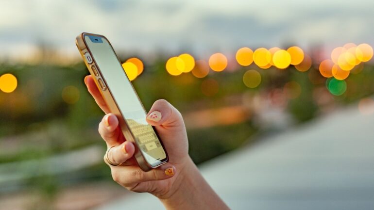 Police urge public to protect their phones from fraudsters – as victim shares experience