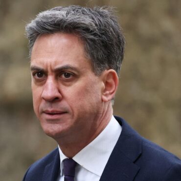 Miliband eyes refinery support after Lindsey collapse