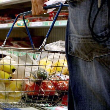 Supermarkets told to cut shoppers’ calories in obesity crackdown