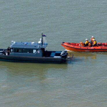 Man describes rescuing boy from Thames – after body found in search for missing girl