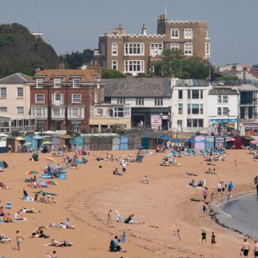 UK set for hotter than usual summer and heatwaves, Met Office predicts
