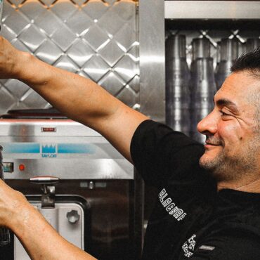 Restaurateur speaks out against celebrity chefs and shares his insights on key to great burgers