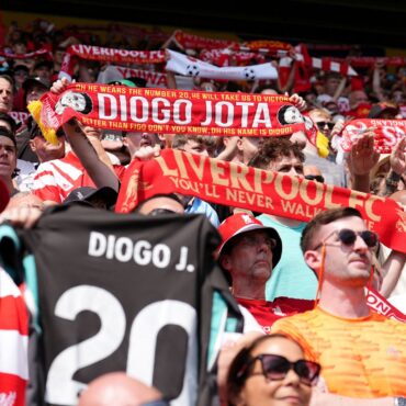 Liverpool players and fans pay tribute to Jota at first game since his death