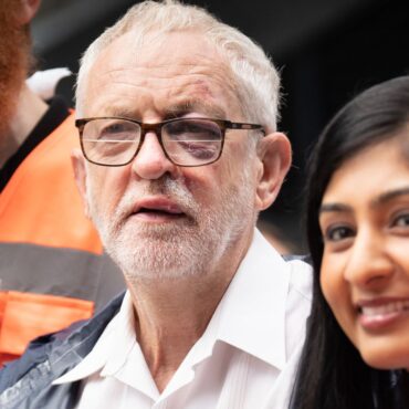 How easy is it to set up a new political party?