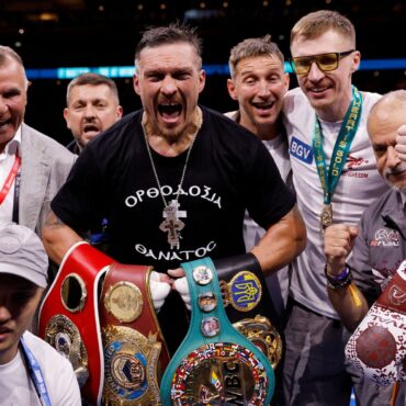 Boxing fans call for refunds after Usyk v Dubois fight ‘plagued with buffering issues’