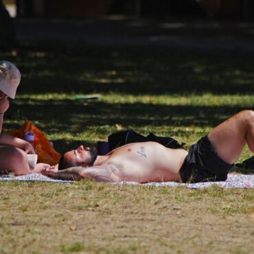 Temperatures forecast to dip after UK-wide heatwave peaks