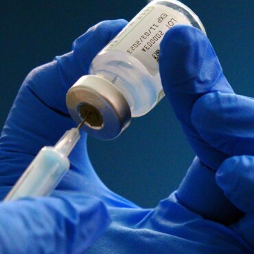 Baby whose mother was unvaccinated dies of whooping cough