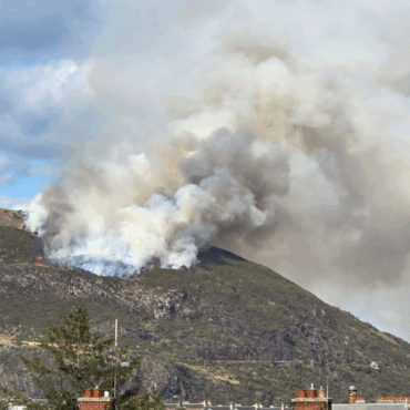 Huge fire breaks out on Edinburgh landmark Arthur’s Seat