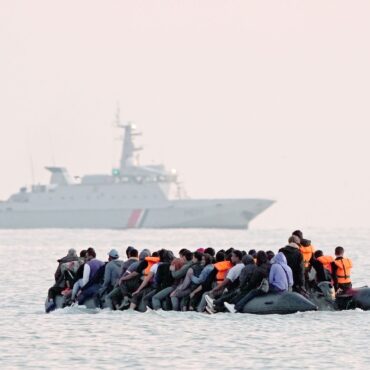 Ban asylum seekers who work illegally from gaining refugee status, Tories say