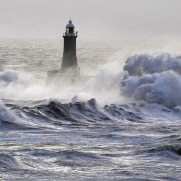 ‘Danger to life’ amber weather warning issued for Storm Floris with 90mph winds forecast