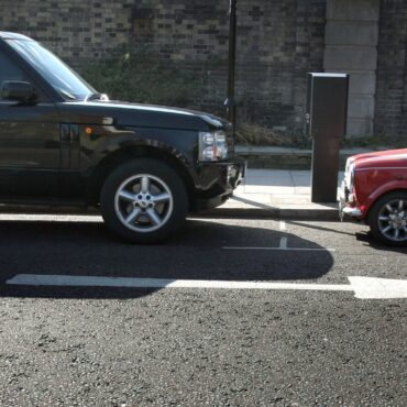 Calls to charge SUV drivers more for parking amid ‘carspreading’
