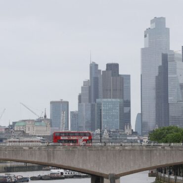 Wage rises slow as retail and hospitality jobs continue to fall