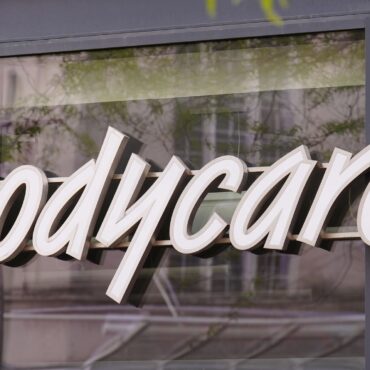 High street chain to close all its stores – with hundreds of redundancies