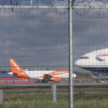 Gatwick second runway given green light by government