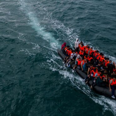 Lammy defends migrant returns deal with France – as 1,000 people cross Channel in one day