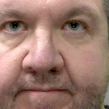 NHS surgeon jailed for fraud over amputation of own legs for ‘sexual gratification’