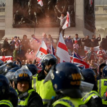 25 arrested and officers injured – as up to 150,000 people join ‘Unite the Kingdom’ march