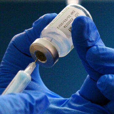 Claims at Reform conference that vaccines gave royals cancer ‘extremism’, says Streeting