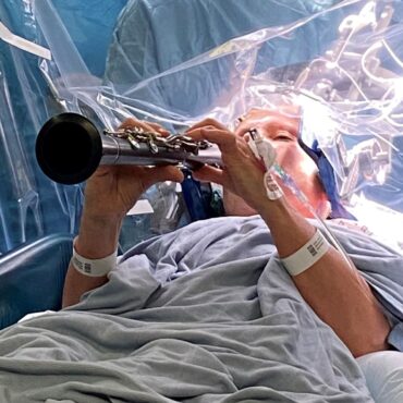 Parkinson’s patient plays clarinet during brain surgery