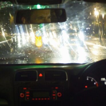 Dazzling headlights a major frustration for drivers at night
