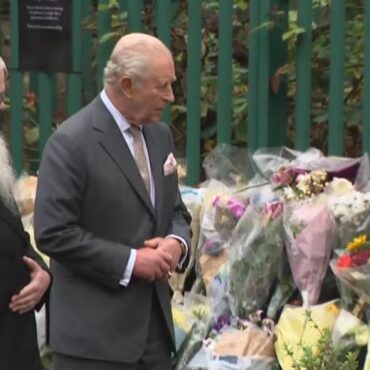 King visits scene of fatal Manchester synagogue attack