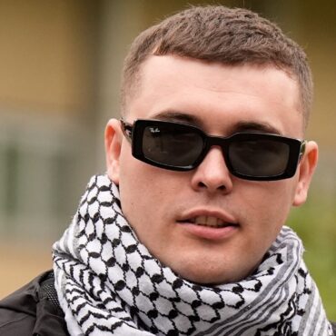 Prosecutors to appeal against decision to throw out terror case against Kneecap rapper