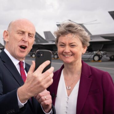 Foreign secretary plays down reports that UK halted intelligence sharing with US