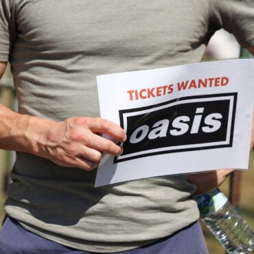 Woman charged with fraud over ‘sale of Oasis tickets’