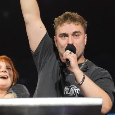 Sam Fender gives £25,000 Mercury Prize to support smaller venues