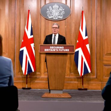 Starmer and ministers to hold regular news conferences in radical comms shakeup